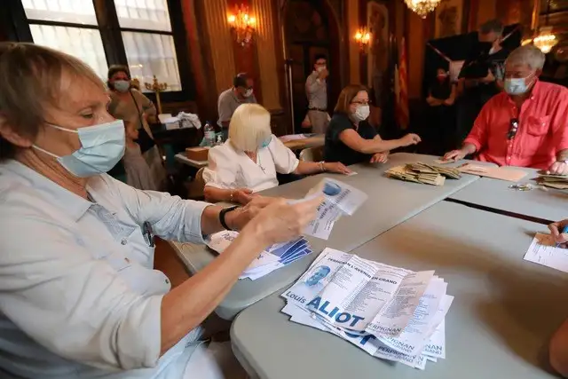 Escrutadores cuentan votos en la ciudad francesa de Peripiñan. Foto Afp