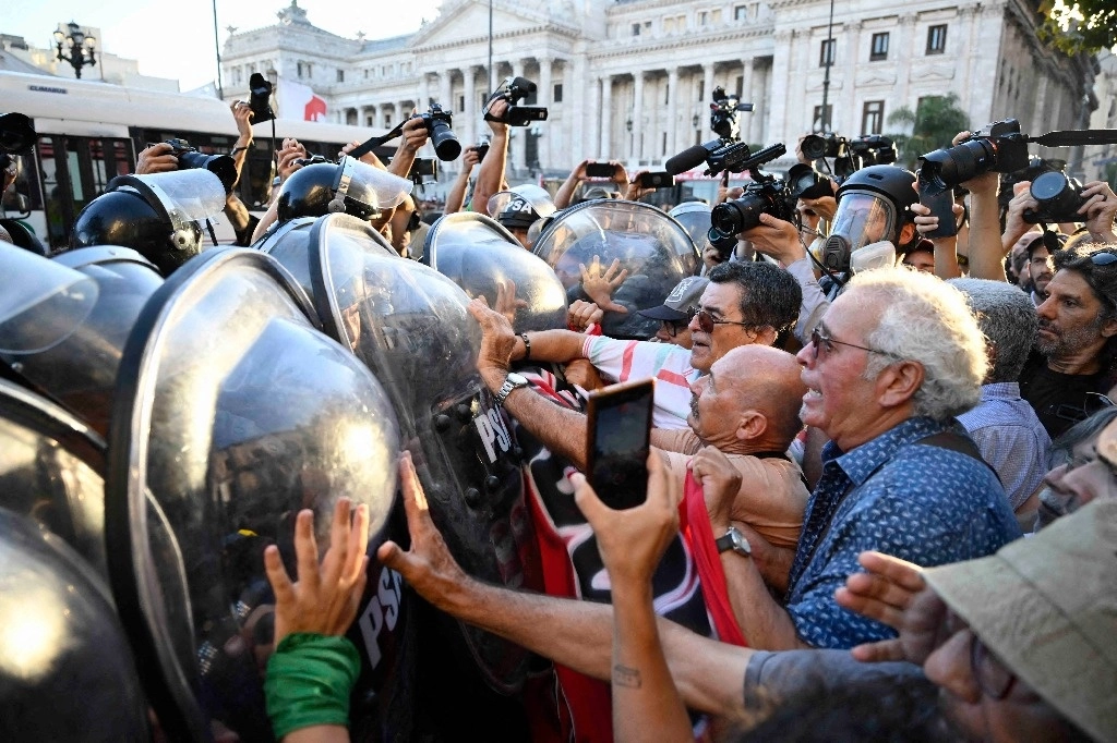 Un grupo de jubilados se enfrenta a la policía antidisturbios durante una protesta frente al Congreso el 2 de febrero de 2024. Foto Afp. 