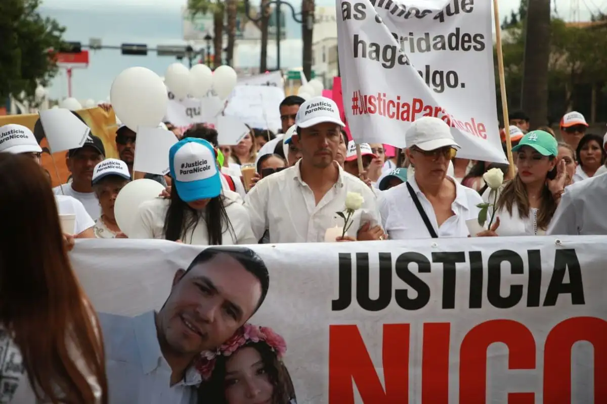 Carlos Arellano, padre biológico de Paloma Nicole, encabezó una marcha en la que participaron cientos de ciudadanos que en silencio caminaron portando velas, globos blancos y pancartas con mensajes de justicia. Foto