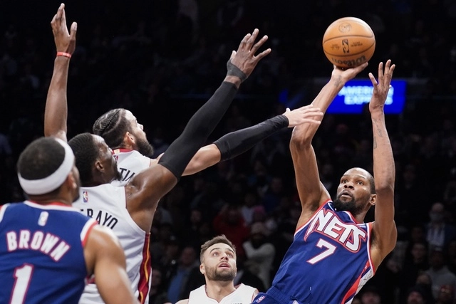 El jugador de los Brooklyn Nets, Kevin Durant (c,der) durante el juego. Foto Ap