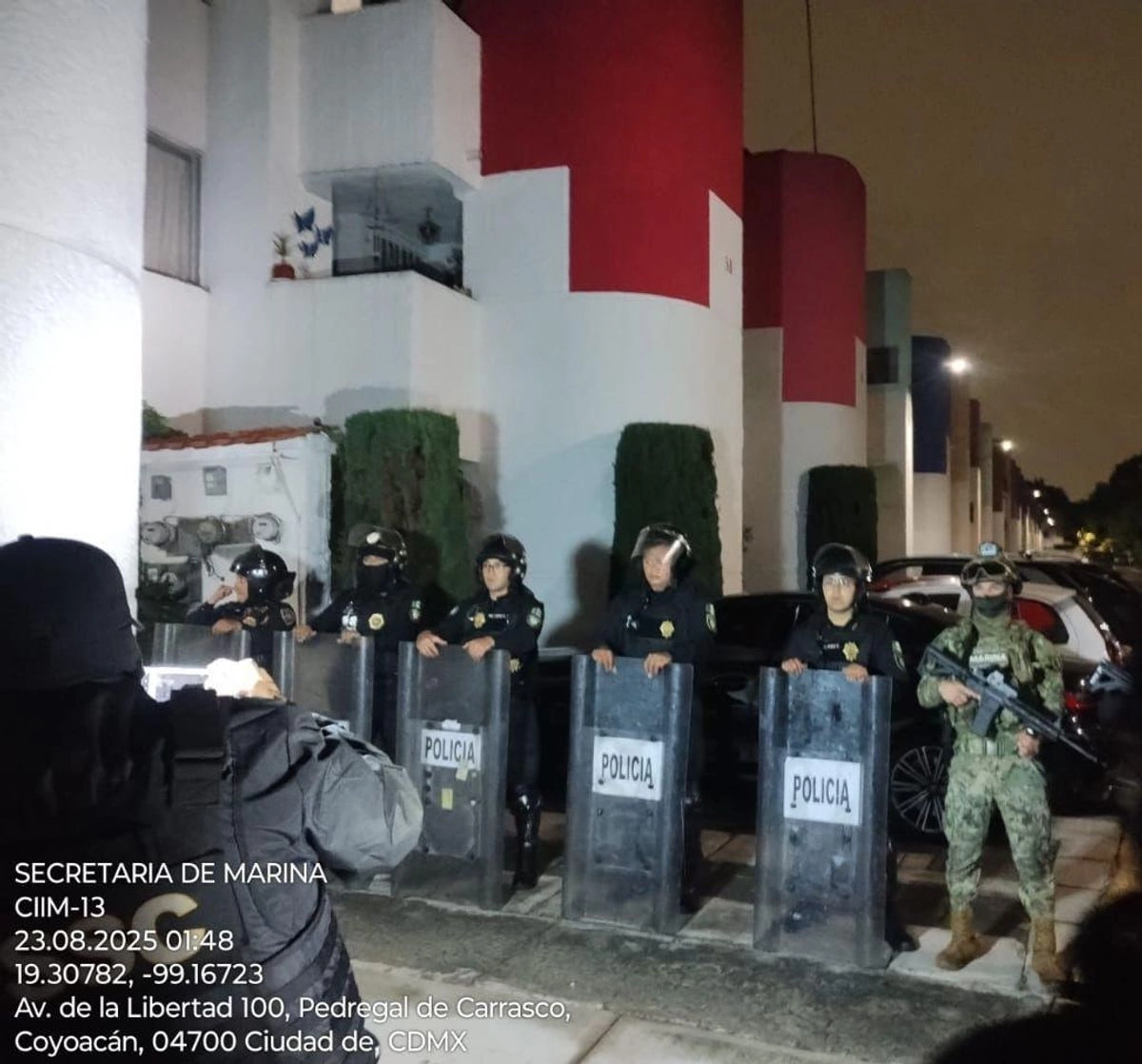 Elementos de la Semar proporcionaron seguridad perimetral durante el cumplimiento de dos diligencias de cateo en las alcaldías Tlalpan y Coyoacán, en la Ciudad de México. Foto cortesía 