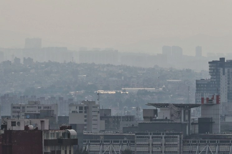Aspecto de la contaminación en la Ciudad de México, durante algunos de los días de la cuarentena en la emergencia sanitaria por la pandemia de Covid-19. Foto Marco Peláez