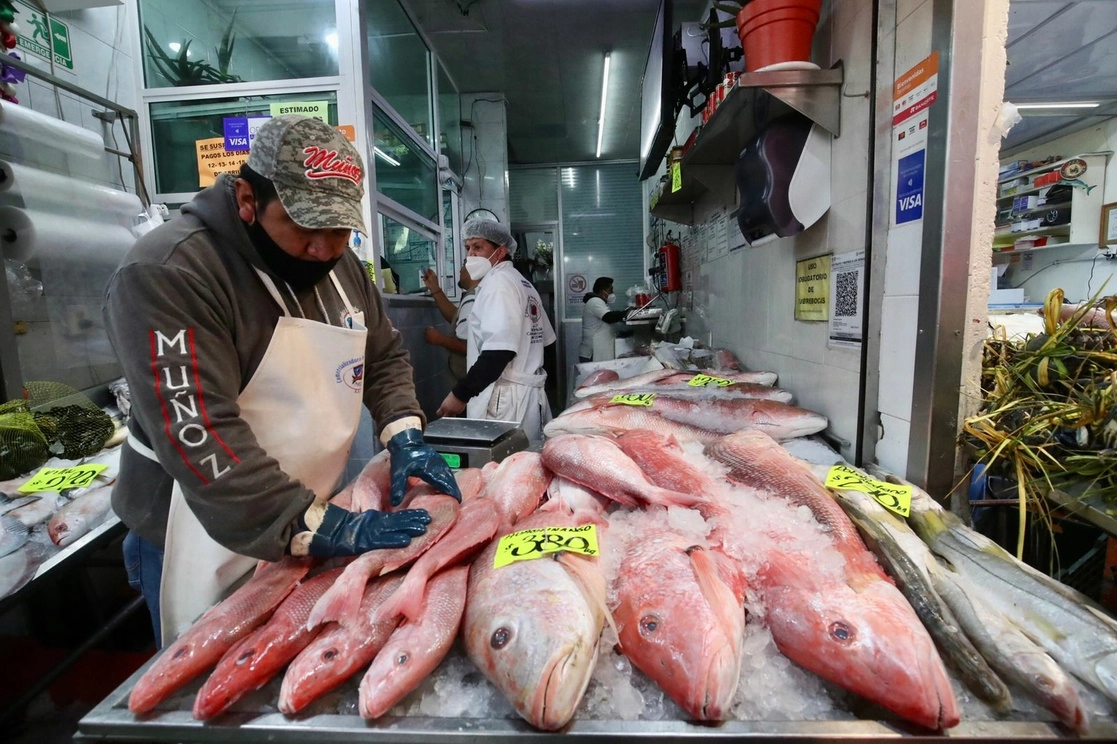 Vendimia de pescado en el mercado de la Nueva Viga, en la alcaldía Iztapalapa, en la Ciudad de México, el 12 de abril de 2022. Foto Luis Castillo