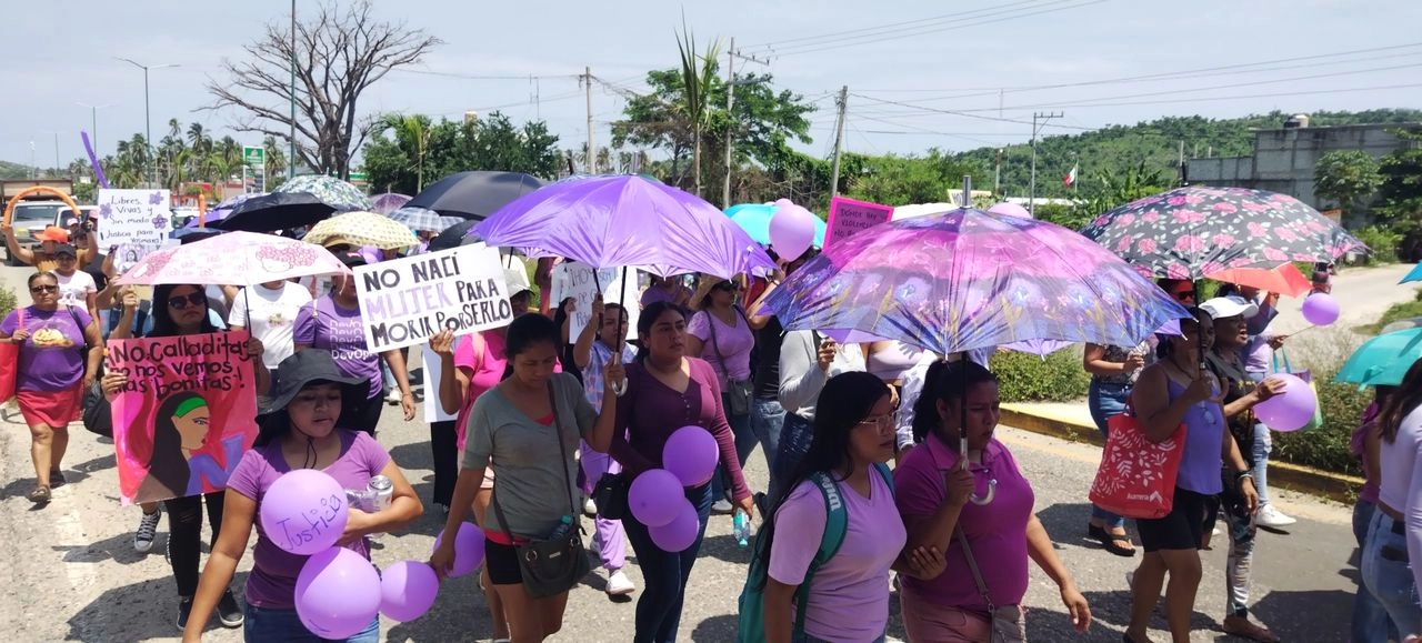 La joven permanece internada en el hospital del Quemado en Acapulco, a donde fue remitida desde el hospital del IMSS-Bienestar de Coyuca de Benítez desde el mismo sábado 28 de junio, por no contar con los insumos para tratar a la paciente. Foto 