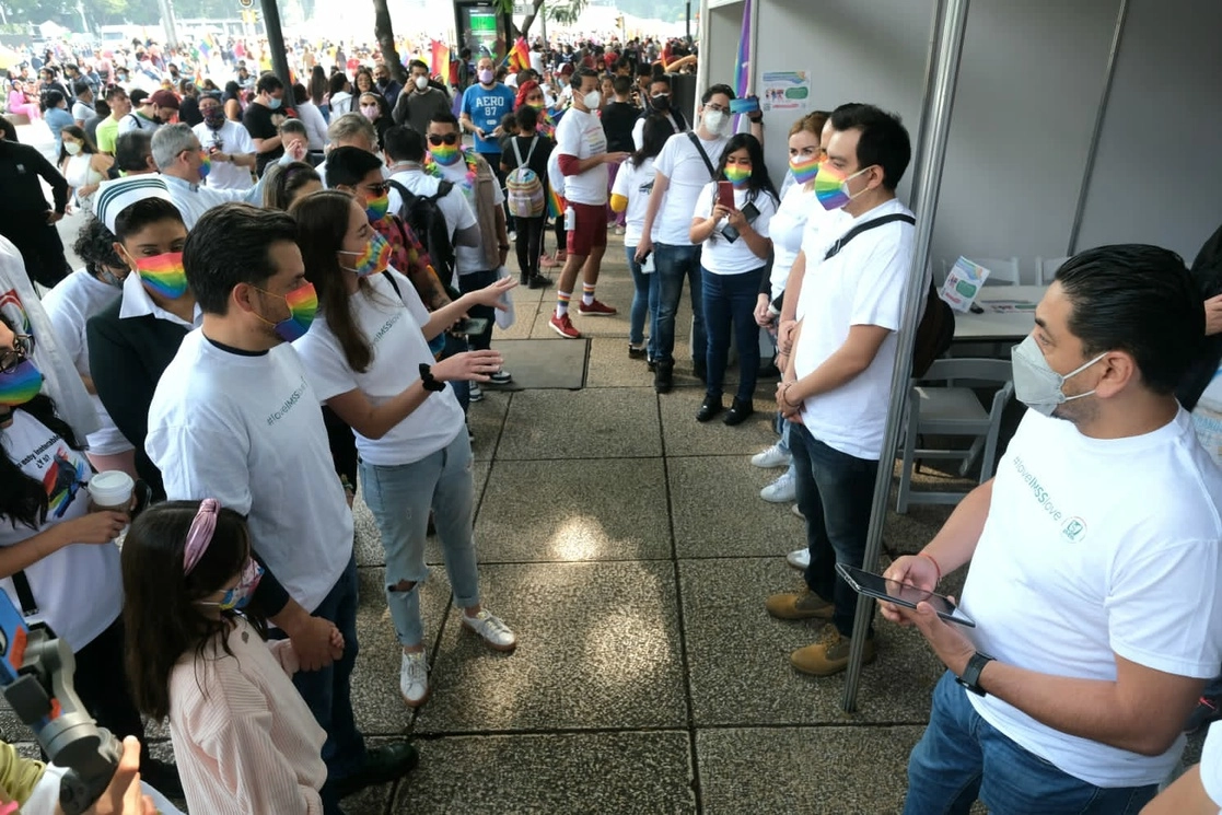 En el marco de la 44 Marcha del Orgullo LGBT+, Zoé Robledo, director del IMSS, informó que por primera vez participan con más de 120 médicos y enfermeras para aplicar pruebas de detección de VIH y hepatitis C. Foto tomada de la cuenta de Twitter @zoerobledo