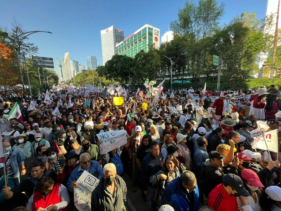 Miles de ciudadanos participan en la marcha convocada por el Ejecutivo Federal y avanzan en Paseo de la Reforma rumbo al Zócalo de la Ciudad de México, el 27 de noviembre de 2022. Foto Marco Peláez