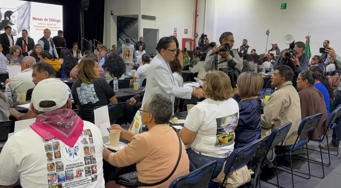 La secretaria de Gobernación, Rosa Icela Rodríguez durante una reunión con colectivos de buscadores de personas desaparecidas, en la Ciudad de México.
