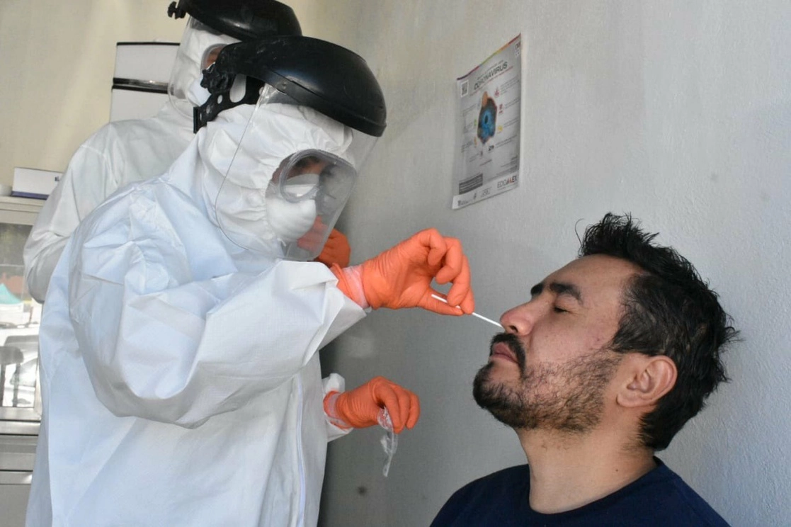 Personal médico del Estado de México realiza una prueba de detección de Covid-19. Foto @SaludEdomex 