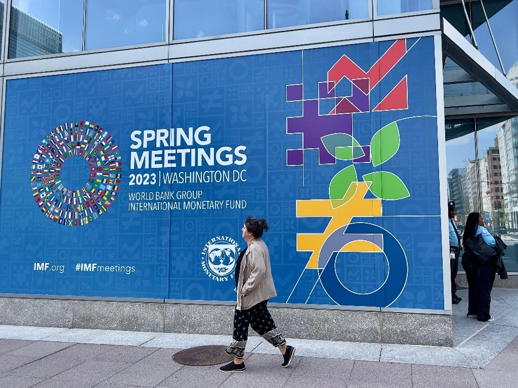 Un cartel anuncia las reuniones de primavera entre el Banco Mundial y el Fondo Monetario Internacional en el edificio del FMI en Washington. Los encuentros se llevarán a cabo de forma presencial del 10 al 16 de abril. Foto Afp