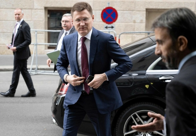 El viceprimer ministro ruso, a cargo de la cartera de Energía, Alexander Novak, evitó contestar las preguntas de la multitud de periodistas congregados a la entrada de la OPEP, el 4 de junio de 2023. Foto Afp