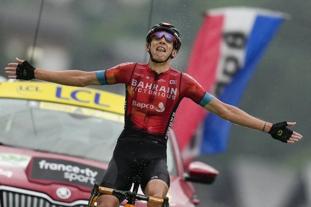 El ciclista belga Dylan Teuns cruza la meta en primer lugar en Le Grand-Bornand, Francia. Foto Ap  