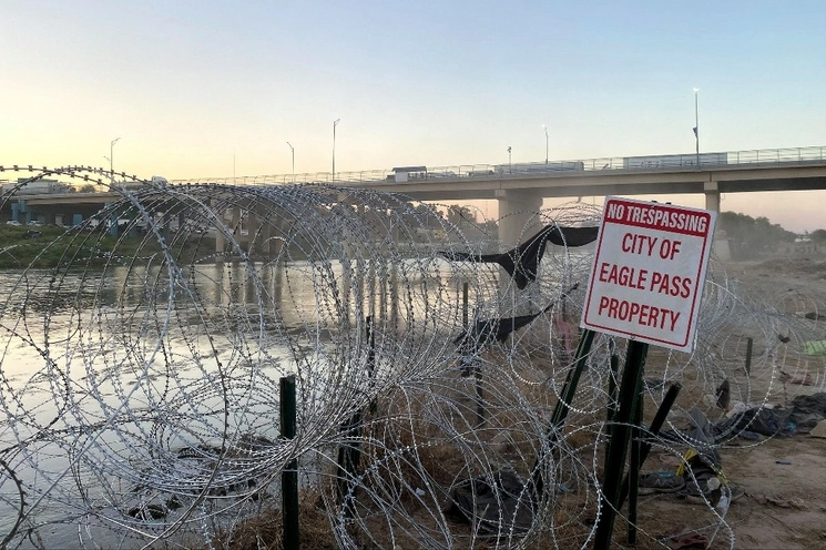 Barrera junto al río Bravo en los límites de Eagle Pass, Texas. Foto Afp





