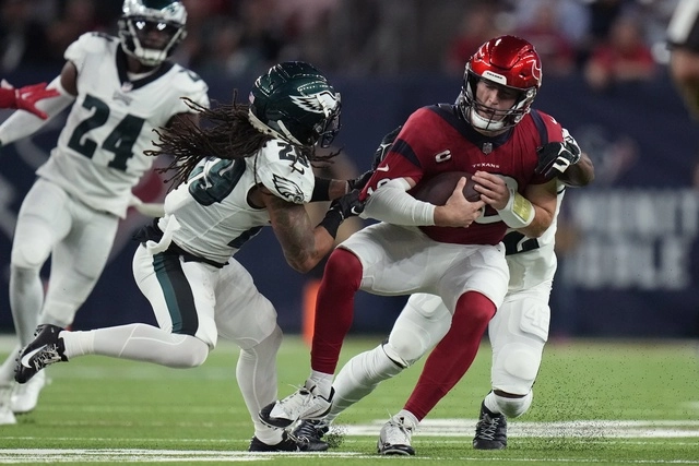 Houston añadió un gol de campo, pero otro pase de anotación de Hurts y su acarreo para una conversión de dos puntos le dieron la victoria a los Eagles. Foto Ap