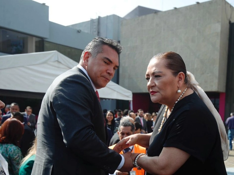 La inconformidad de Marcelo Ebrard le hace a Morena “una fisura importante”, señaló el dirigente del PRI, Alejandro Moreno. En la imagen, el también diputado acompañado de la consejera presidenta del INE, Guadalupe Taddei, al término de la ceremonia cívica de honores a la Bandera, con motivo del inicio del Proceso Electoral Federal 2023-2024, realizada en la explanada del organismo, en la Ciudad de México, el 7 de septiembre de 2023. Foto Cristina Rodríguez



