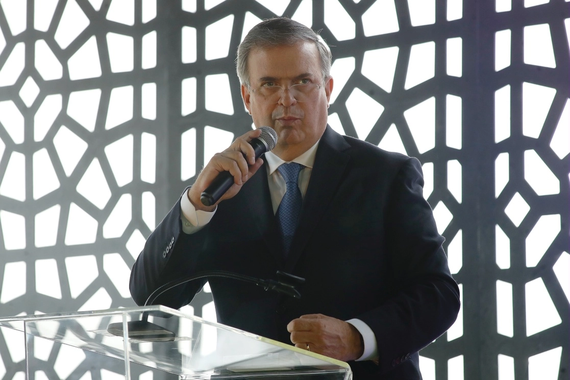 El canciller Marcelo Ebrard hizo ayer una transmisión en su cuenta personal de Facebook en la que compartió su número de WhatsApp para recibir preguntas, críticas y propuestas de la ciudadanía. Foto Cristina Rodríguez