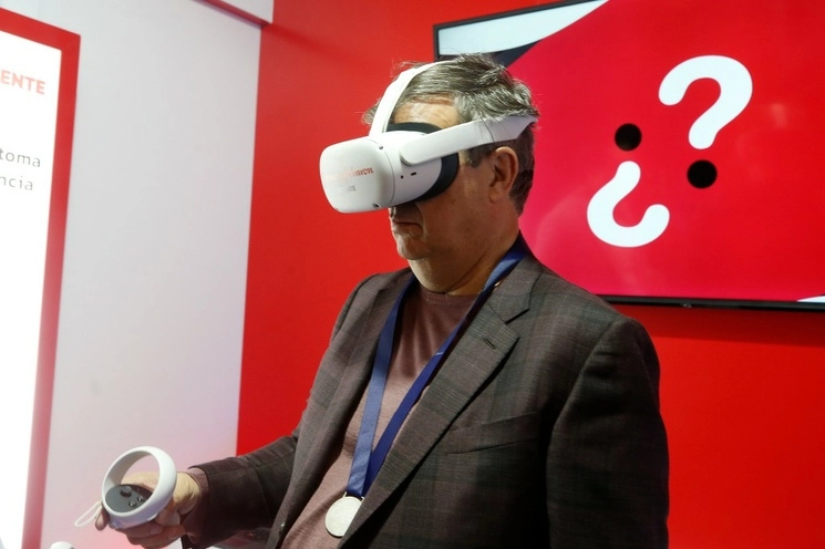 En una muestra de equipo hospitalario, Marcelo Ebrard se puso una bata médica, probó unos lentes de realidad virtual y "saludó" a un maniquí vestido de paciente. Foto José Antonio López