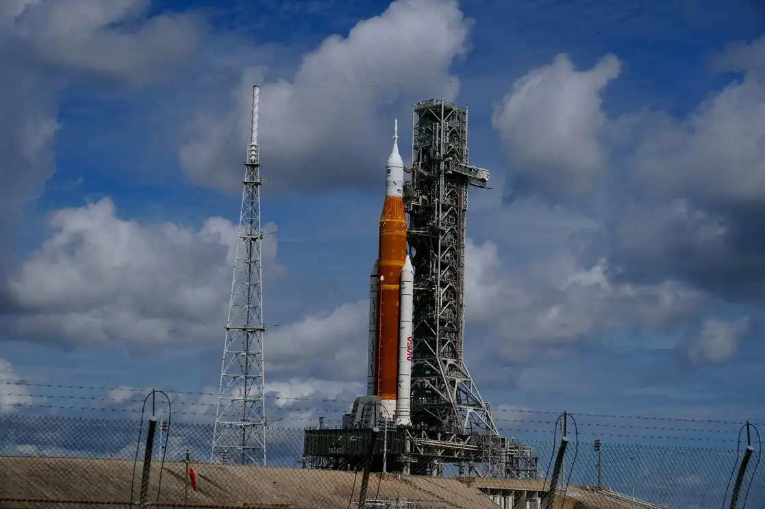 El canciller Marcelo Ebrard asistirá a Cabo Cañaveral, Florida, para el lanzamiento de la misión no tripulada Artemis I, en la que México participa. En la imagen, el nuevo cohete lunar de la NASA, cuyo lanzamiento está programado para el próximo lunes, se observa en el Centro Espacial Kennedy, el 27 de agosto de 2022. Foto Ap