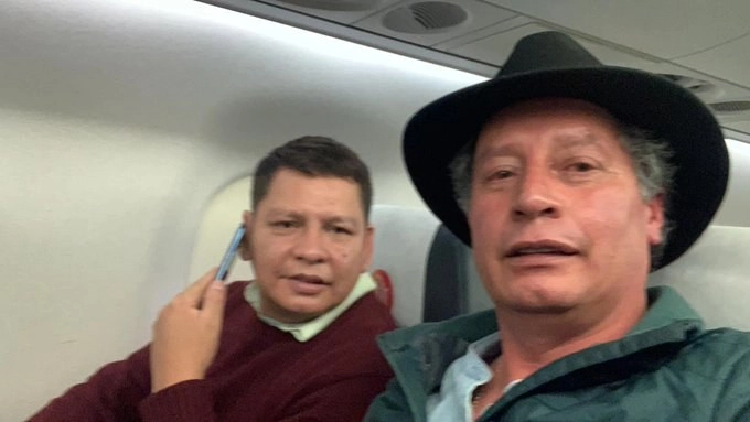 Los ex funcionarios de Bolivia, César Navarro y Pedro Damián Dorado López ya viajan a México. Foto Twitter @maximilianoreyz