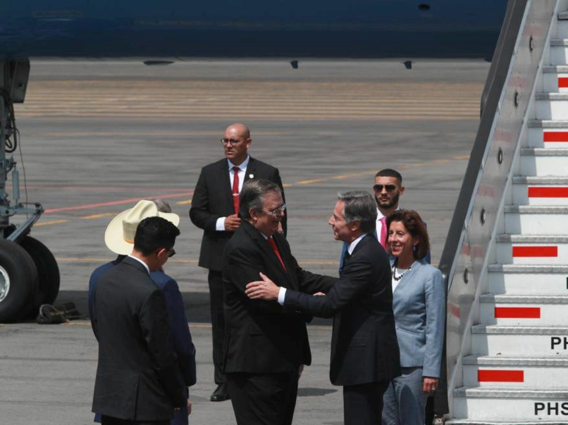 El canciller Marcelo Ebrard recibe a los secretarios de Estado de Estados Unidos, Antony Blinken, y de Comercio, Gina Raimondo, a su llegada a la Ciudad de México, el 12 de septiembre de 2022. Foto Alfredo Domínguez