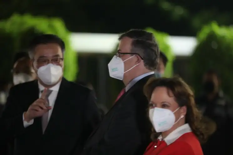 El secretario de Relaciones Exteriores, Marcelo Ebrard (centro), al recibir en la noche del domingo 17 de mayo de 2020 el undécimo avión con insumos médicos de China. Foto José Antonio López