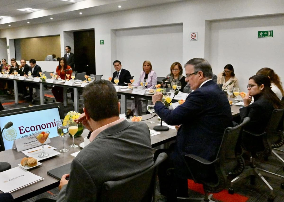 El secretario de Economía, Marcelo Ebrard en mesa de diálogo con senadores de la República. Foto