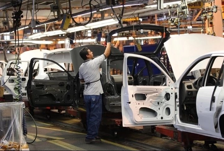 los vehículos que se hagan en México que van hacia Estados Unidos, en vez de pagar 25 por ciento de arancel, pagarán alrededor de 15 por ciento, explicó el titular de Economía, Marcelo Ebrard. Foto 