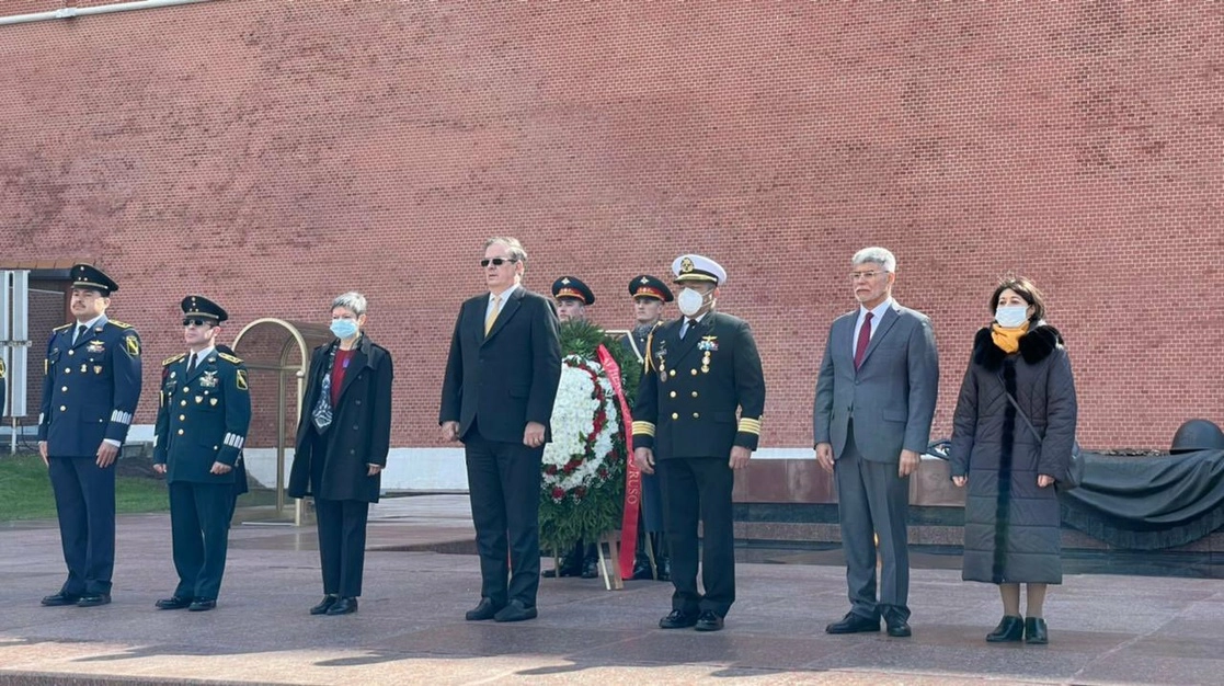 El canciller Marcelo Ebrard asegura que se cumplieron todas las expectativas de su viaje a Rusia. En la imagen, durante su visita al monumento al Soldado Desconocido en Moscú, el 29 de abril de 2021. Foto tomada del Twitter de @SRE_mx
