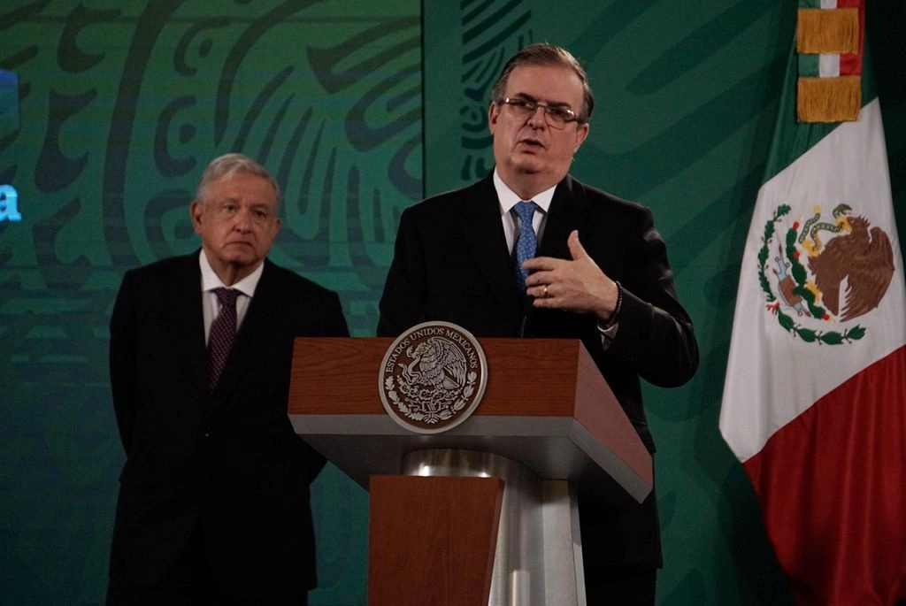 El canciller Marcelo Ebrard (c,) y el presidente Andrés Manuel López Obrador (izq) durante conferencia de prensa el pasado 18 de mayo de 2021. Foto Pablo Ramos