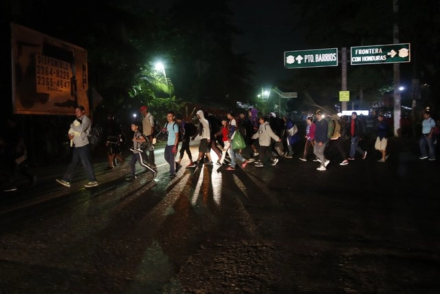 Migrantes hondureños comenzaron ayer una nueva caravana hacia EU. Foto Ap 