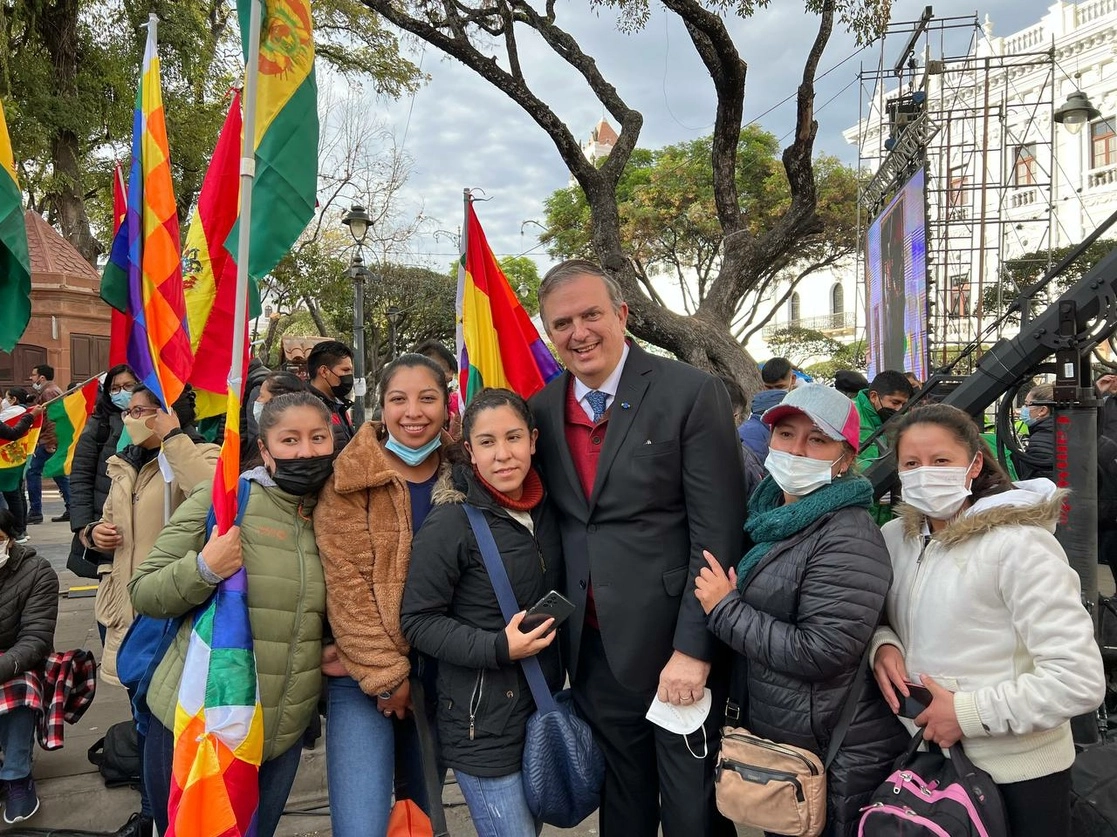 El canciller Marcelo Ebrard participó como invitado de honor en la ceremonia por el 197 aniversario de la independencia de Bolivia, realizada en la Plaza 25 de Mayo, de la ciudad de Sucre. Foto tomada de la cuenta de Twitter @m_ebrard