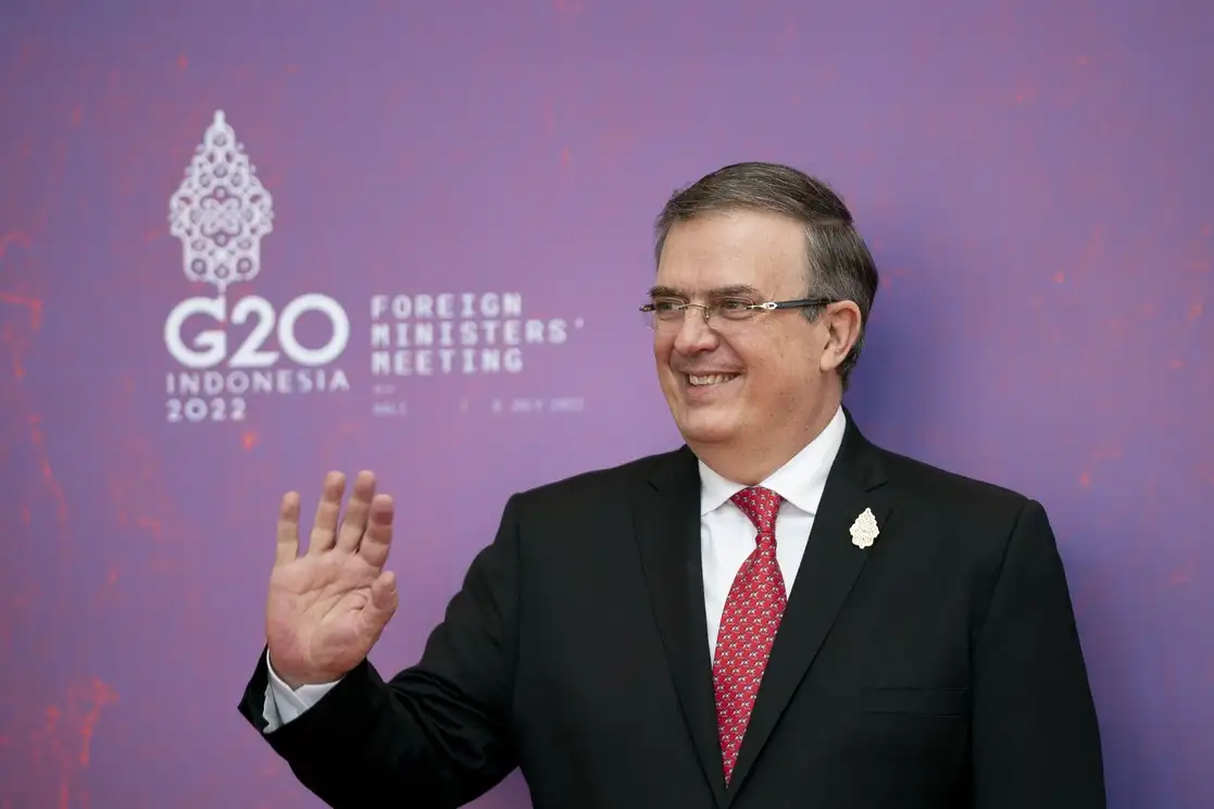 El canciller Marcelo Ebrard llega a la sesión inaugural de la Cumbre de Ministros de Relaciones Exteriores del G-20 en Nusa Dua, en la isla indonesia de Bali, el 8 de julio de 2022. Foto Ap