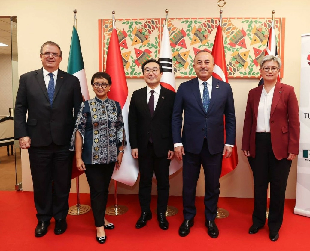 El canciller mexicano Marcelo Ebrard, con sus pares de Indonesia, Corea del Sur, Turquía y Australia, el 2 de marzo de 2023. Foto tomada de Twitter @m_ebrard