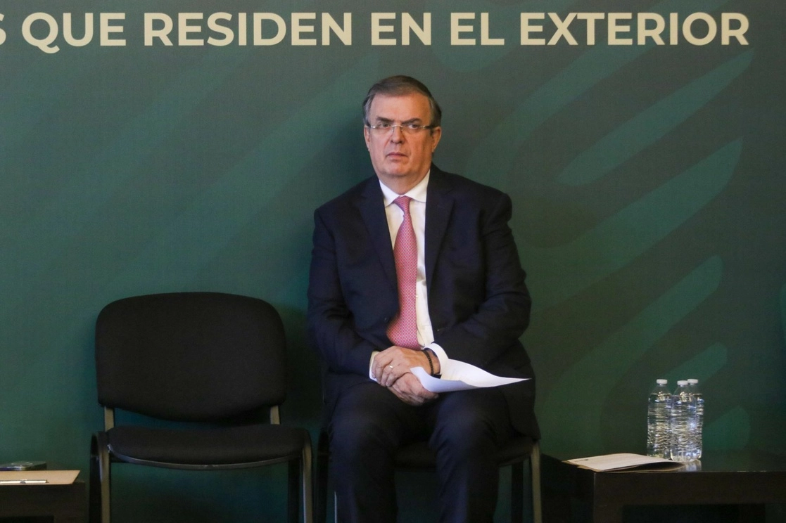 El canciller Marcelo Ebrard durante la firma del convenio con el IMSS que permitirá a los paisanos en Estados Unidos asegurarse y asegurar al Seguro Social a sus familiares en México. Foto Cuartoscuro