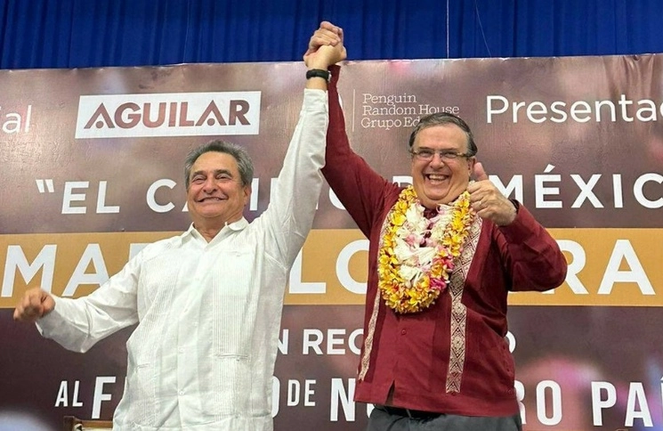 A unas horas del Consejo Nacional del Morena, el secretario de Relaciones Exteriores, y aspirante a la nominación presidencial de este partido, Marcelo Ebrard, encabezó la presentación de su libro en Chiapas, donde se tomó foto con Pío López Obrador. Imagen tomada del Twitter @m_ebrard