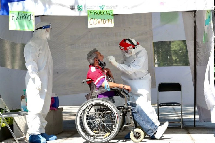 Integrantes de la brigada de salud de la alcaldía de Xochimilco realizando pruebas rápidas de Covid-19 a personas con síntomas del SARS-CoV-2 en el barrio de Xaltocán, una de las 158 zonas prioritaria de casos confirmados de coronavirus. Foto Luis Castillo