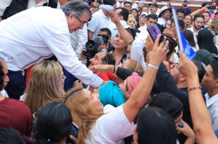 Marcelo Ebrard durante su encuentro con cuatro mil personas que se dieron cita en la plaza de toros y centro de espectáculos Palacio del Arte de la capital michoacana.Foto Twitter @m_ebrard

