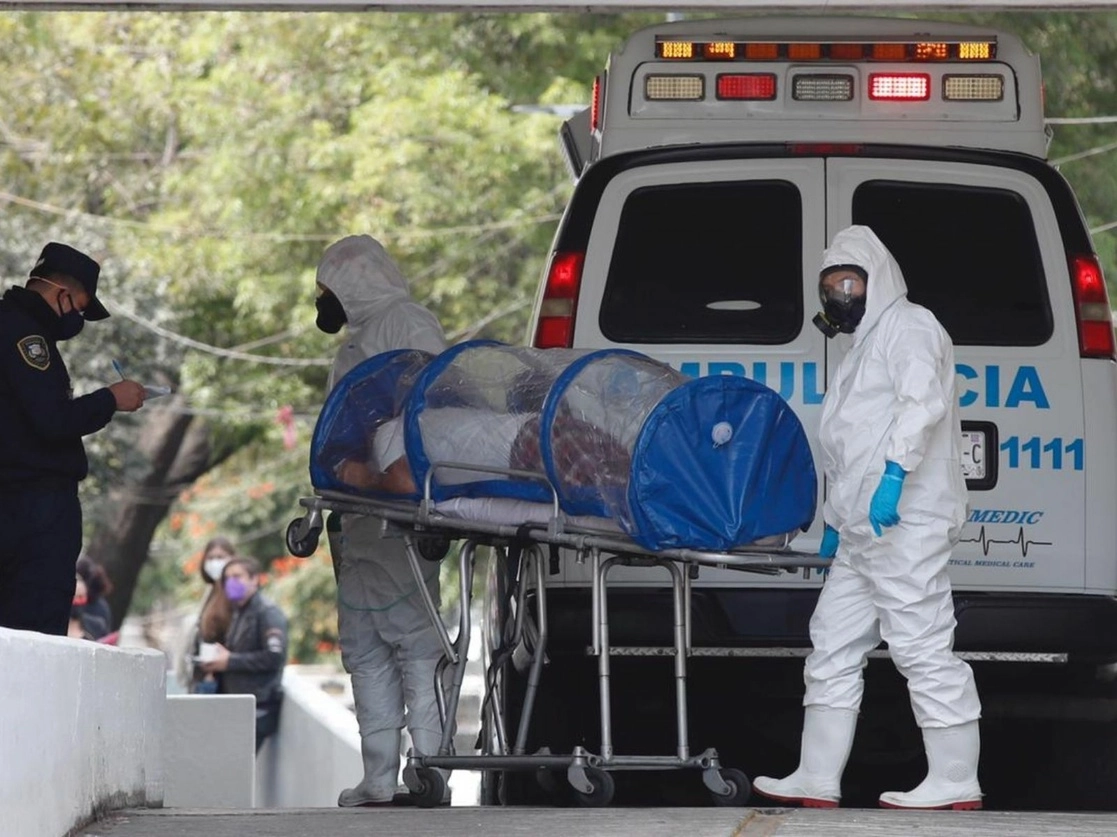 Paramédicos trasladan a un paciente al área de urgencias del Hospital General de Zona 1-A "Venados" durante la crisis sanitaria por Covid-19, en la Cuidad de México, el 14 de enero de 2021. Foto Cristina Rodríguez