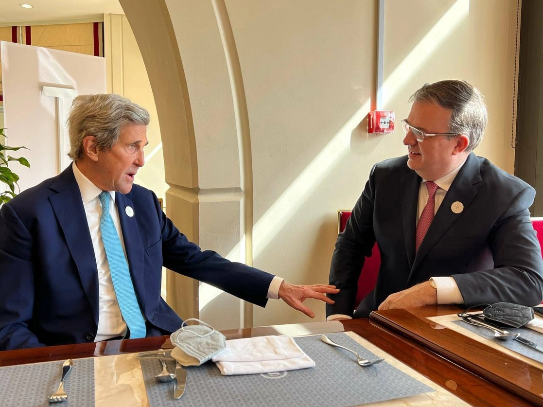 Como parte de una visita de trabajo a Qatar, el canciller Marcelo Ebrard se reunió con inversionistas y con ministros de Exteriores de países de Medio Oriente, así como con John Kerry, enviado especial de EU para el Clima. Foto tomada de la cuenta de Twitter @SRE_mx