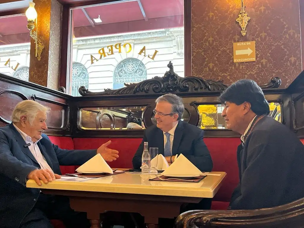 José Mujica, el canciller Marcelo Ebrard y Evo Morales en en el tradicional restaurante La Ópera. Foto: SRE 