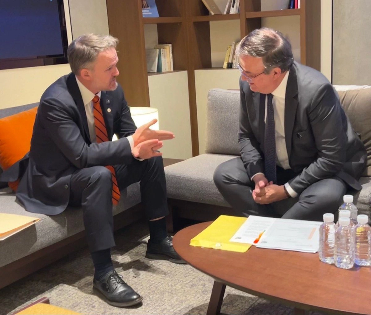 Jaimeson Greer, representante comercial de EU, y el secretario de Economía de México, Marcelo Ebrard, se reunión en el marco de la Cumbre del Foro de Cooperación Económica Asia Pacífico, que se realiza en Corea del Sur. 