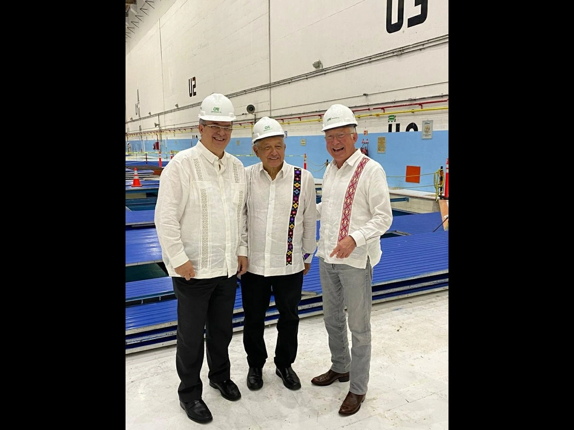 El canciller y el embajador de Estados Unidos (derecha) flanquean al Presidente. Foto tomada de @USAmbMex