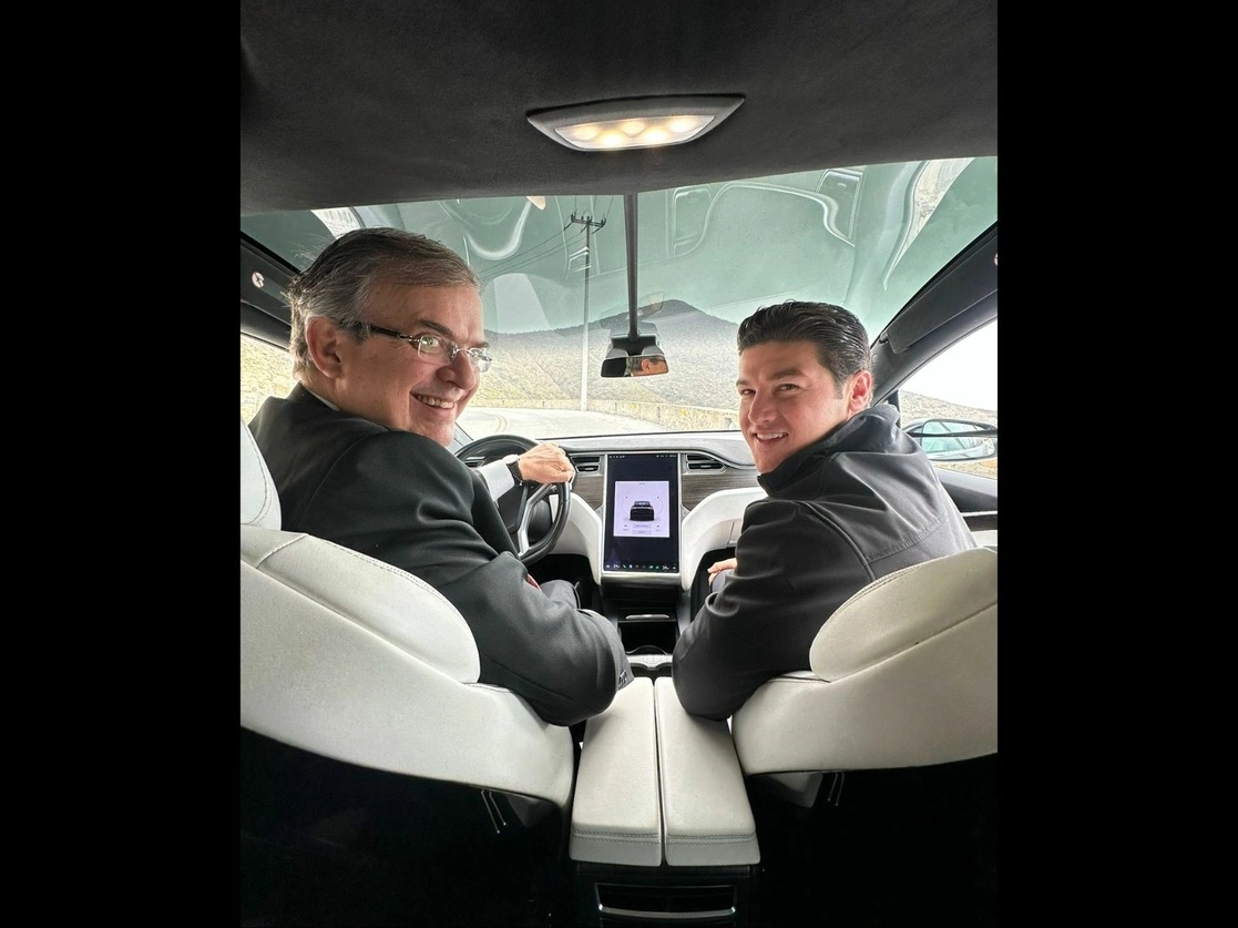 El gobernador de Nuevo León, Samuel García, y el secretario de Relaciones Exteriores, Marcelo Ebrard, recorrieron la zona donde se construirá la giga planta de Tesla, el 28 de marzo de 2023. Foto tomada de Twitter @m_ebrard