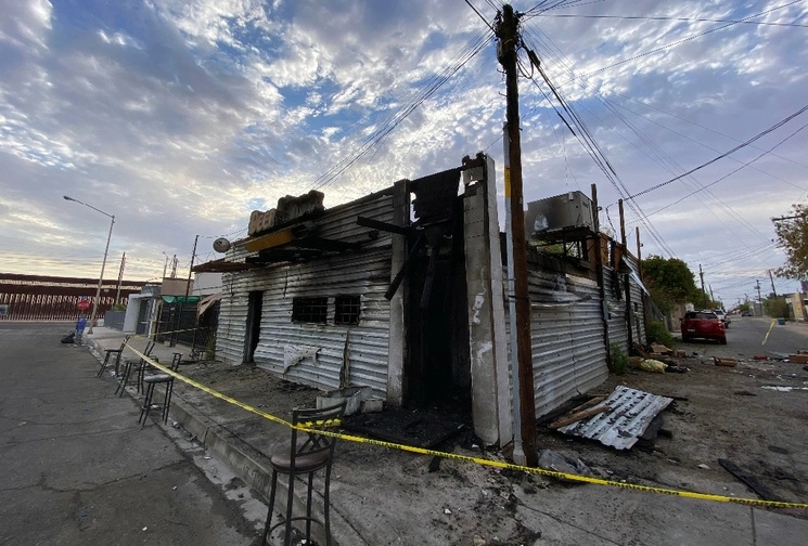Aspecto del bar Beer House, en el municipio fronterizo de San Luis Río Colorado, Sonora, tras quedar consumido por llamas la madrugada de ayer. Foto Afp 
