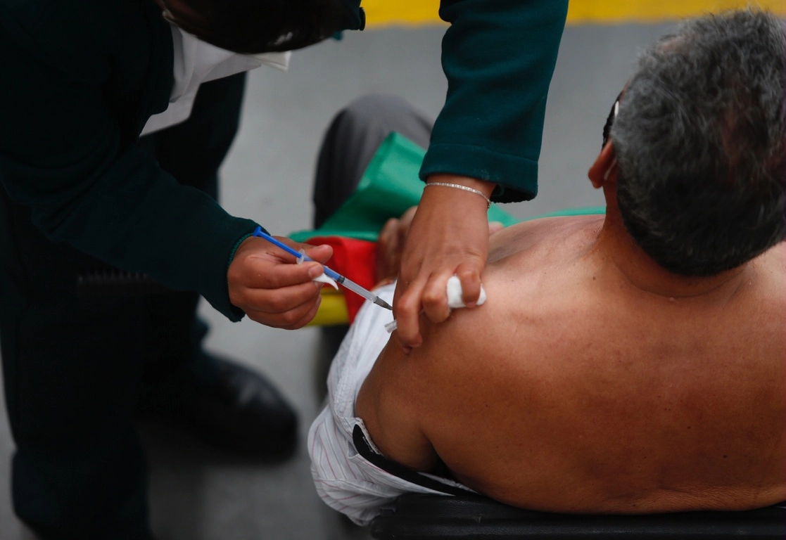 Vacunación contra el Covid-19 en la sede habilitada en el Deportivo Las Américas en Ecatepec, Estado de México. Foto Guillermo Sologuren / Archivo
