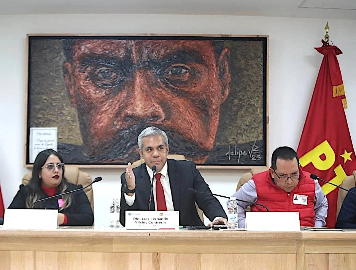 El ex edil de Ecatepec y actual diputado federal, Fernando Vilchis (al centro), durante una reunión la semana pasada con universitarios de Ecatepec en el Palacio Legislativo de San Lázaro, en la Ciudad de México. Foto