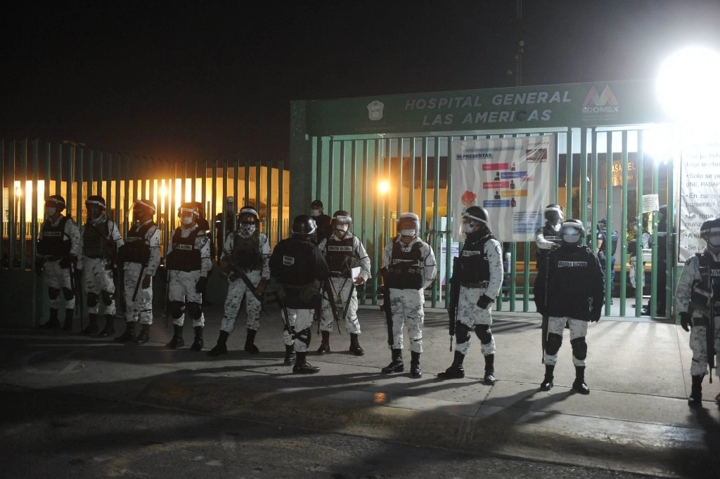 En mayo, elementos de la Guardia Nacional resguardaron el hospital Las Américas, en Ecatepec, luego de una protesta de familiares de pacientes internados y fallecidos por Covid-19. Foto Cuartoscuro / Archivo