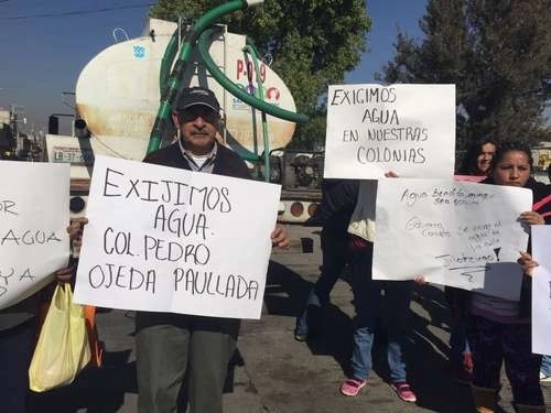 En imagen de archivo, protesta de vecinos de varias colonias de Ecatepec por el desabasto de agua. Foto Javier Salinas Cesáreo