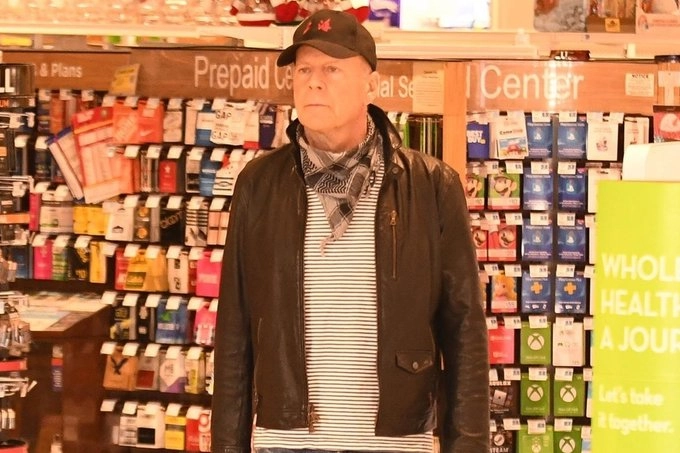 Así se lo vio al actor en la farmacia. Foto @5_2blue