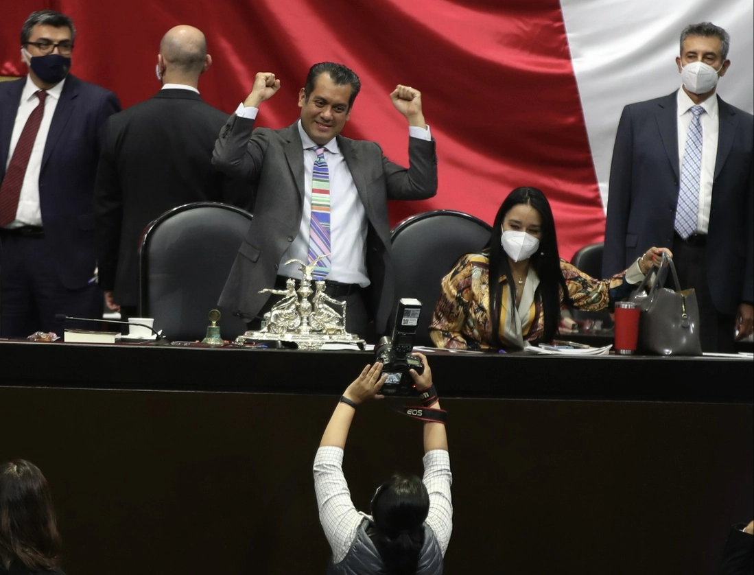 El diputado Sergio Gutiérrez Luna festeja la aprobación del decreto, ayer en San Lázaro. Foto José Antonio López