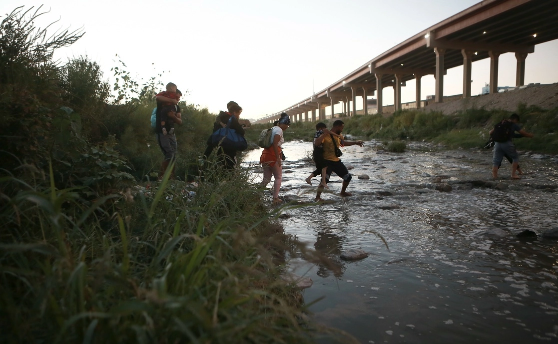 Migrantes venezolanos cruzan el río Bravo hacia la frontera con Estados Unidos para entregarse a la patrulla fronteriza, desde Ciudad Juárez, México. Foto Ap